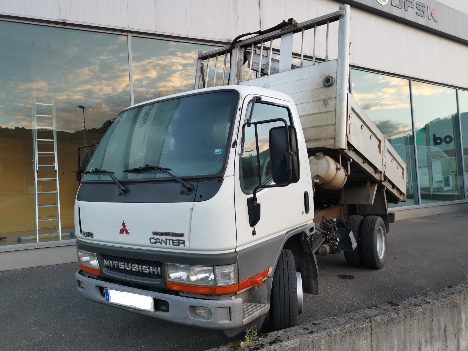 Imagen Mitsubishi Canter Volquete